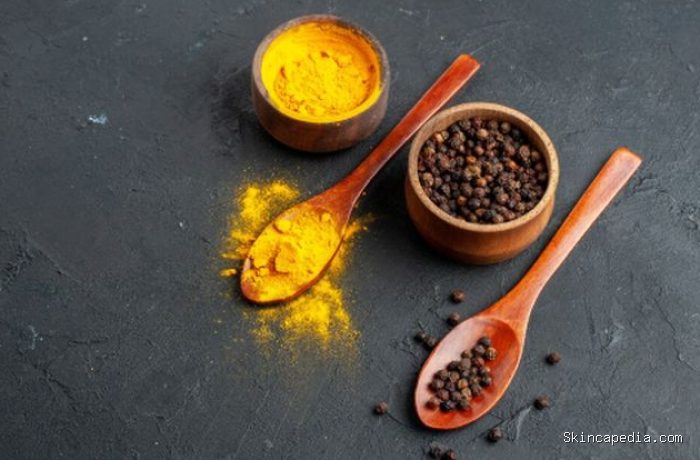 Kunyit terkenal berkat kandungan kurkuminnya yang bersifat antiinflamasi. Namun, tubuh lebih mudah menyerap kurkumin jika dikombinasikan dengan lada hitam./ Foto: magnific.com/KamranAydinov Kunyit terkenal berkat kandungan kurkuminnya yang bersifat antiinflamasi. Namun, tubuh lebih mudah menyerap kurkumin jika dikombinasikan dengan lada hitam./ Foto: magnific.com/KamranAydinov