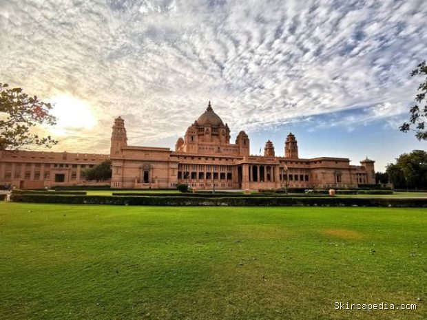 Umaid Bhawan Palace dikenal sebagai lokasi pernikahan kerajaan dengan kemewahan istana megah dan biaya penyelenggaraan yang fantastis.