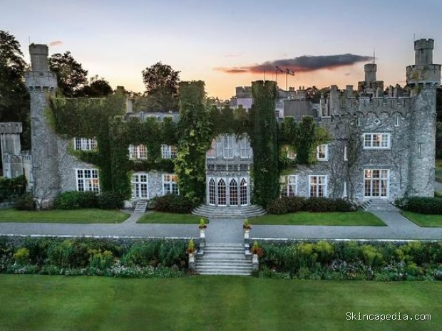 Luttrellstown Castle Resort menawarkan lokasi pernikahan bergaya kastel klasik dengan sejarah panjang dan suasana yang sangat privat.