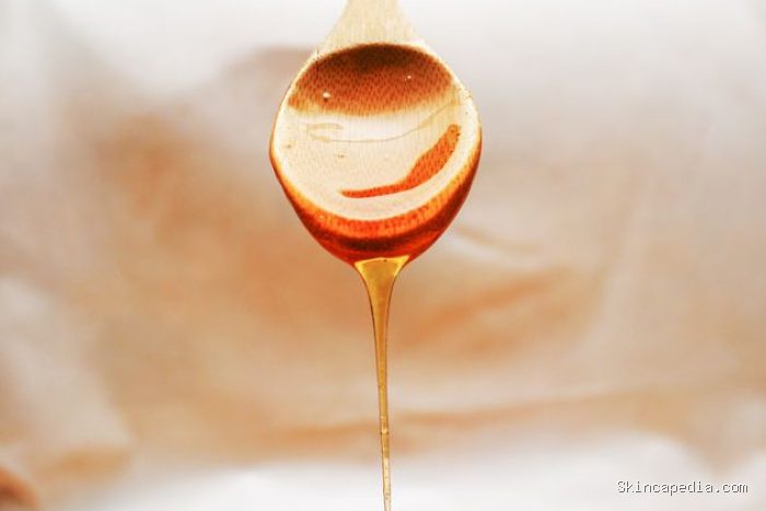Kamu dapat menggunakan madu dalam perawatan kulit kepala untuk membersihkan kulit kepala dan mengatasi kondisi seperti ketombe dan dermatitis. Kamu dapat menggunakan madu dalam perawatan kulit kepala untuk membersihkan kulit kepala dan mengatasi kondisi seperti ketombe dan dermatitis.
