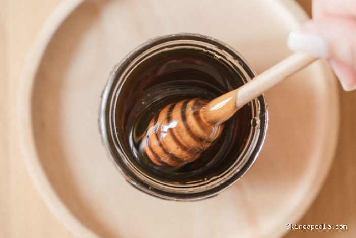 Madu dapat membantu mengatasi kerontokan rambut terutama dengan mencegah rambut patah dan menciptakan lingkungan kulit kepala yang sehat. Madu dapat membantu mengatasi kerontokan rambut terutama dengan mencegah rambut patah dan menciptakan lingkungan kulit kepala yang sehat.