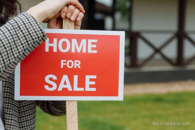 Kenaikan harga properti, tanda biaya hidup tidak terkendali/Foto: Pexels.com/Thirdman Lonjakan harga properti yang tidak sejalan dengan pendapatan masyarakat menjadi tanda biaya hidup semakin tidak terkendali. Akibatnya, banyak orang terpaksa menunda impian memiliki hunian layak.