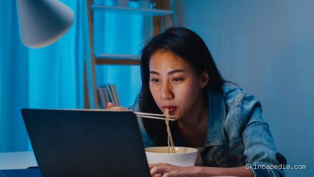 Meningkatnya fenomena side hustle, tanda biaya hidup tidak terkendali/Foto: Magnefic.com/tirachardz Meningkatnya orang yang memiliki side hustle adalah tanda biaya hidup tidak terkendali yang kian umum terjadi karena penghasilan utama sering kali tidak cukup untuk menutupi kebutuhan sehari-hari.