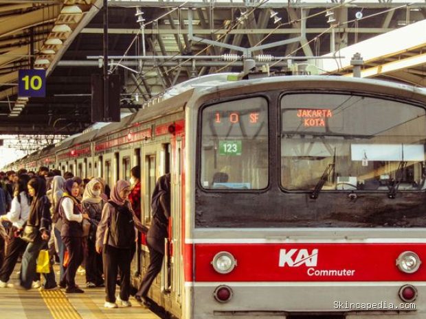 Biaya transportasi semakin mahal, tanda biaya hidup tidak terkendali/Foto: Pexels.com/faisal-photobapak Kenaikan biaya transportasi menjadi tanda biaya hidup tidak terkendali yang signifikan bagi banyak orang. Lonjakan harga bahan bakar dan tarif transportasi tidak hanya membebani perjalanan harian, tapi juga memicu kenaikan harga barang dan jasa.