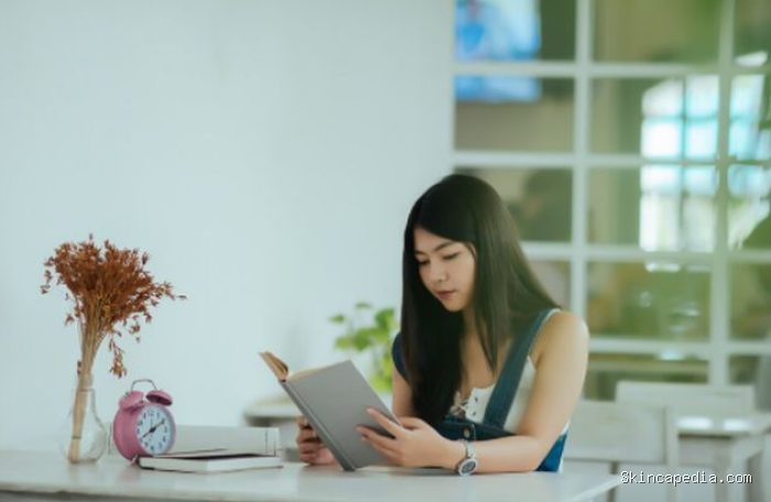 Membaca buku menjadi hobi sederhana yang menawarkan banyak manfaat bagi kesehatan otak. Selain menambah wawasan, kebiasaan ini juga membantu meningkatkan konsentrasi dan menjaga fungsi kognitif./ Foto: magnific.com/jcomp