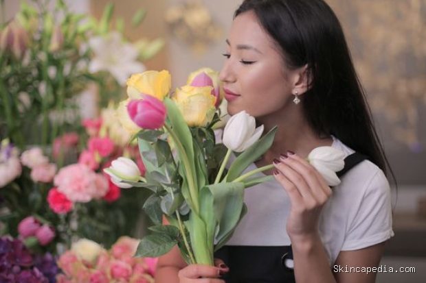 Mencium aroma bunga, salah satu Kebiasaan Slowmaxxing/Foto: Pexels.com/Andrea Piacquadio Mencium aroma bunga merupakan kebiasaan slowmaxxing yang membantu meningkatkan kesadaran terhadap lingkungan, mengurangi stres, dan membuat tubuh serta pikiran lebih rileks.