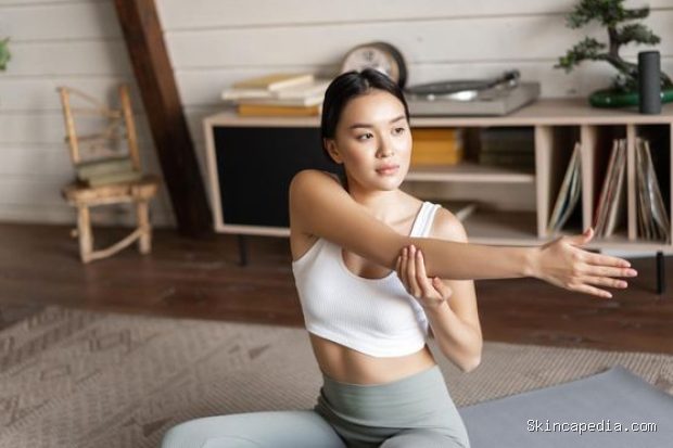 Stretching secara berkala, salah satu kebiasaan slowmaxxing/Foto: Magnific.com/benzoix Stretching secara berkala merupakan kebiasaan slowmaxxing yang membantu meredakan ketegangan otot, melancarkan sirkulasi darah, dan menenangkan sistem saraf.