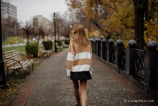 Berjalan kaki tanpa ponsel, salah satu kebiasaan slowmaxxing/Foto: Pexels.com/Larisa Kruchina Berjalan kaki atau bersepeda tanpa ponsel merupakan kebiasaan slowmaxxing yang membantu mengurangi distraksi digital dan meningkatkan kesadaran terhadap lingkungan sekitar.