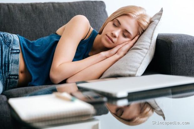 Istirahat di siang hari, salah satu kebiasaan orang Spanyol/Foto: Magnific.com/drobotdean Salah satu kebiasaan orang Spanyol yang mendukung kesehatan adalah budaya siesta, yaitu tidur siang singkat untuk memulihkan energi, meningkatkan fokus, dan menjaga keseimbangan tubuh.