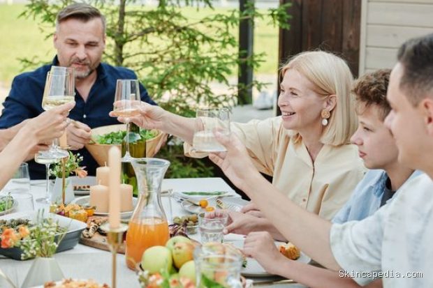 Menikmati waktu bersama setelah makan, salah satu kebiasaan orang Spanyol/Foto: Pexels.com/Julia M Cameron Salah satu kebiasaan orang Spanyol yang mendukung kesehatan adalah budaya sobremesa, yaitu menikmati waktu berbincang setelah makan untuk mengurangi stres sekaligus mempererat hubungan sosial.