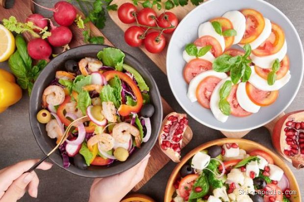 Mengonsumsi makanan segar, salah satu kebiasaan orang Spanyol/Foto: Magnific.com/jcomp Kebiasaan orang Spanyol mengonsumsi makanan segar menjadi bagian penting dari pola makan Mediterania yang mendukung kesehatan tubuh dan membantu menurunkan risiko berbagai penyakit kronis.
