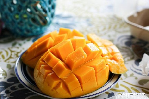 Mangga, pengganti camilan manis yang lebih sehat/Foto: Unsplash.com/Desirae Hayes-Vitor Mangga merupakan pengganti camilan manis yang menawarkan rasa manis alami sekaligus mengandung vitamin dan antioksidan yang berpotensi membantu menjaga kontrol gula darah.