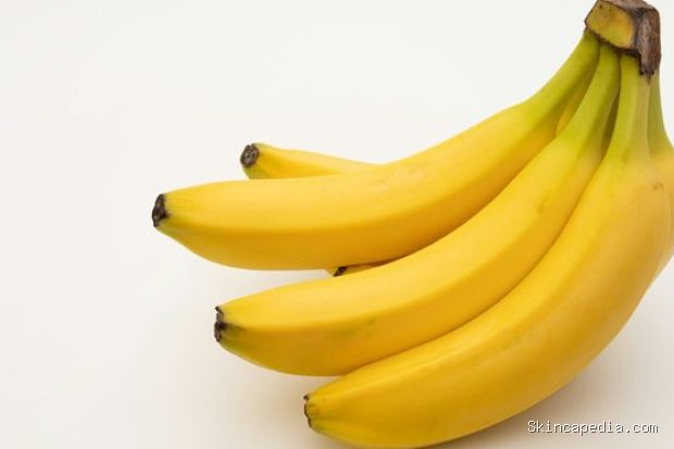 Pisang, pengganti camilan manis yang lebih sehat/Foto: Unsplash.com/Gabriel Mihalcea Pisang adalah buah pengganti camilan manis yang mengenyangkan, mudah ditemukan, serta kaya kalium dan serat.