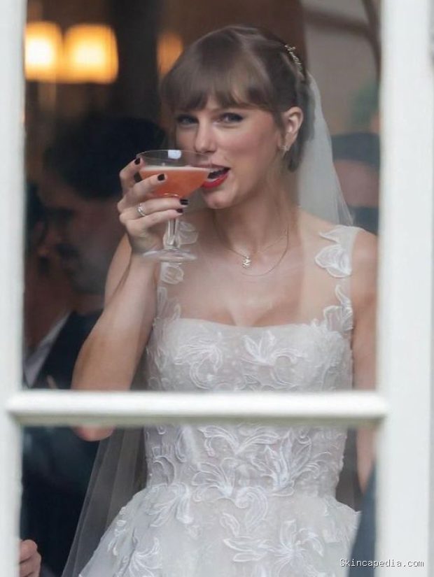 Busana pengantin dibuat oleh Dior Haute Couture/Foto: Instagram.com/carolinadelapace.estilista Busana dalam pernikahan Taylor Swift menjadi sorotan karena dirancang khusus oleh Christian Dior Haute Couture, lengkap dengan sepatu Christian Louboutin dan perhiasan Cartier.