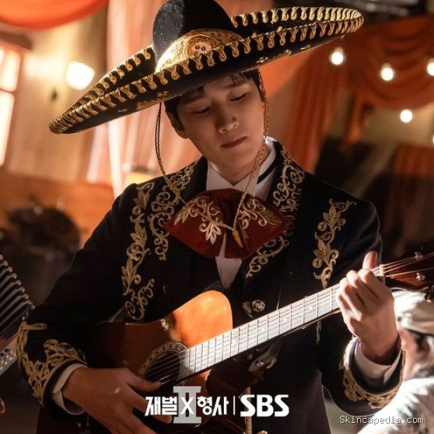 Potret Ahn Bo Hyun dalam drama 'Flex X Cop 2'/ Foto: instagram.com/sbsdrama.official Potret Ahn Bo Hyun dalam drama 'Flex X Cop 2' berpenampilan mewah dalam balutan dan budaya khas Meksiko.