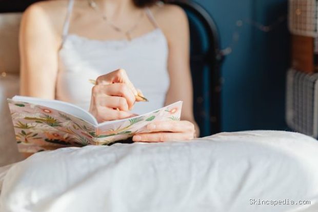 Menerapkan let them theory dapat dimulai dengan mengubah pola pikir, menerima hal-hal di luar kendali, dan lebih fokus pada tindakan yang bisa dilakukan untuk diri sendiri.