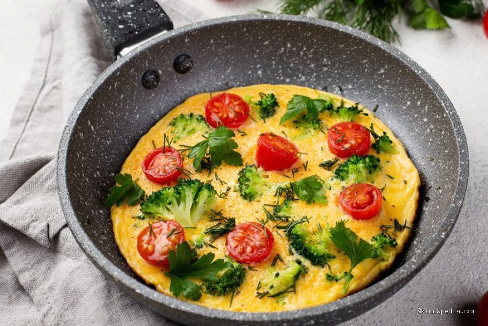 Telur dadar berpotensi memiliki kandungan kalori dan lemak yang tinggi/Foto: Magnific.com/Magnific Telur ceplok dan telur dadar memiliki kandungan gizi yang hampir sama. Perbedaan utamanya terletak pada jumlah minyak dan bahan tambahan yang digunakan.