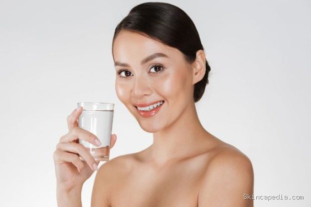 Cara agar kulit glowing alami dimulai dari menjaga tubuh tetap terhidrasi setiap hari. Kebutuhan cairan yang terpenuhi membantu menjaga kelembapan kulit dari dalam, sementara penggunaan produk perawatan yang tepat mendukung kesehatan skin barrier. Kebiasaan sederhana ini juga dapat membuat kulit terlihat lebih segar, sehat, dan bercahaya.