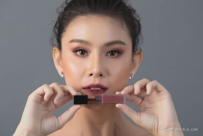 Warna lipstik untuk ungkap kepribadian. Pengguna lipstik berwarna mauve, berry, dan plum yang gelap adalah sosok yang suka menampilkan kepercayaan diri tanpa terlalu mencolok. Warna lipstik untuk ungkap kepribadian. Pengguna lipstik berwarna mauve, berry, dan plum yang gelap adalah sosok yang suka menampilkan kepercayaan diri tanpa terlalu mencolok.