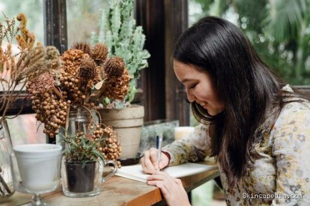 Menulis Tangan/Foto: pexels.com/Ketut Subiyanto Menulis tangan mulai digemari kembali oleh banyak orang. Hal itu karena beberapa orang merasa lebih personal dengan aktivitas menulis dan jenuh dengan aktivitas digital.