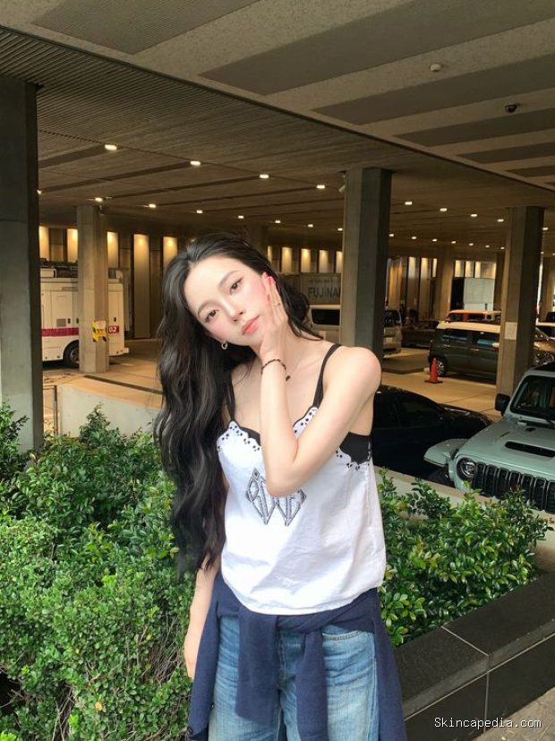 Potret Karina aespa/ Foto: instagram.com/katarinabluu Karina mengungkapkan antusiasmenya untuk mengajak nenek berjalan-jalan bersamanya setelah mendapatkan SIM resmi.