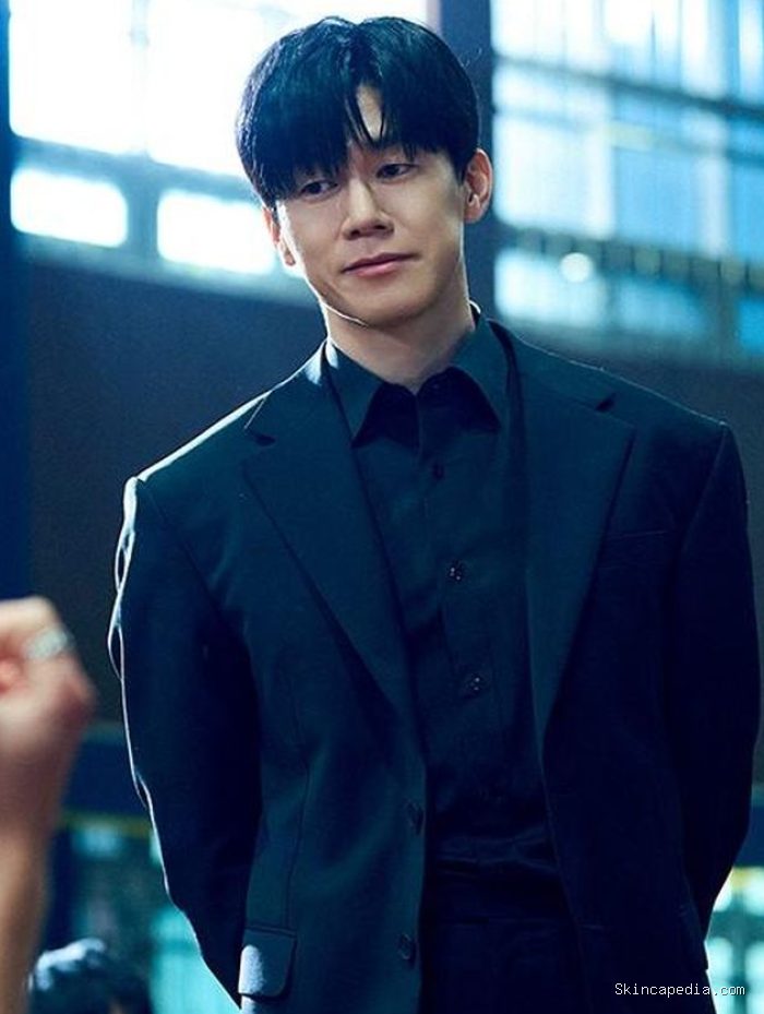 Meski sempat menuai kontroversi, serial ini berhasil menempati posisi pertama di Netflix dan merangkak naik di chart global. Kesuksesan tersebut mengangkat popularitas salah satu pemainnya, Kim Moo Yeol, yang makin melejit./ Foto: instagram.com/netflixkr