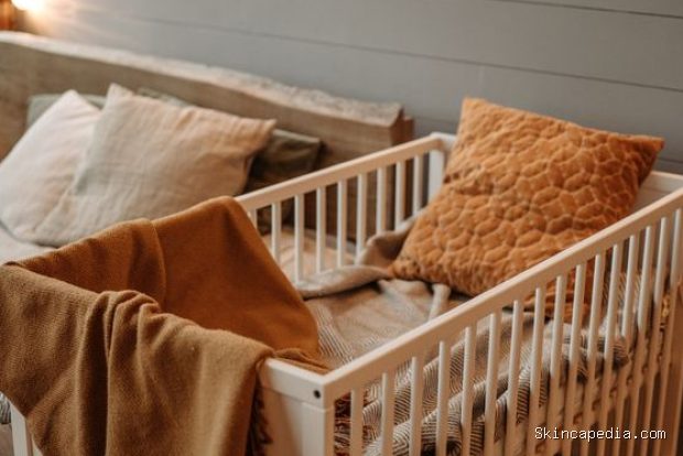 Ranjang bayi bekas termasuk barang secondhand yang berisiko karena standar keamanan berubah dan bagian tertentu bisa sudah tidak stabil.