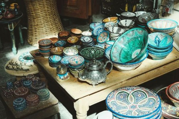Peralatan makan keramik antik termasuk barang secondhand yang berisiko karena bisa mengandung timbal pada glasur yang berbahaya bagi kesehatan.