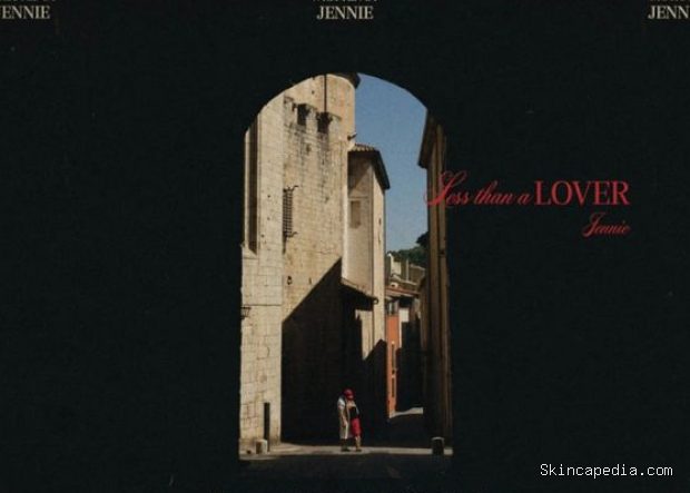 Potret Jennie dalam teaser comeback 'Less Than A LOVER'/ Foto: allkpop.com Jennie mengungkapkan bahwa comeback terbaru darinya merupakan single bertajuk 'Less Than A LOVER' yang seluruh produksinya ikut turun tangan langsung.