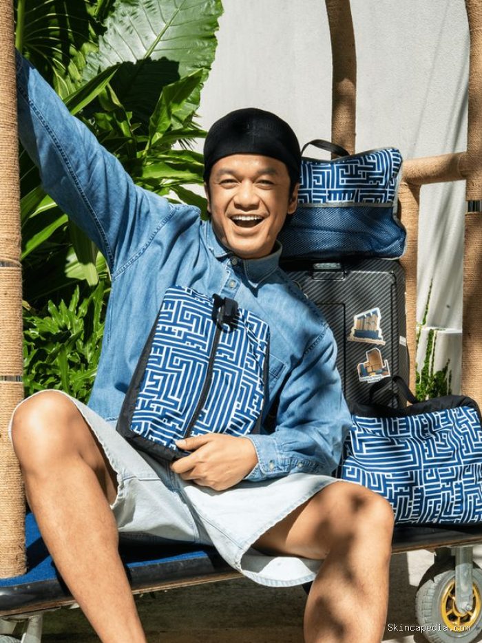 JHL Collection menggandeng Tities Sapoetra, selaku desainer mode ternama Indonesia. Dengan pengalaman lebih dari 15 tahun di industri hiburan dan mode, Tities merancang koleksi merchandise edisi terbatas yang sangat dinantikan dan eksklusif bagi para tamu FREEDEEM 81: The Freedom Labyrinth Travel Pouch. JHL Collection menggandeng Tities Sapoetra, selaku desainer mode ternama Indonesia. Dengan pengalaman lebih dari 15 tahun di industri hiburan dan mode, Tities merancang koleksi merchandise edisi terbatas yang sangat dinantikan dan eksklusif bagi para tamu FREEDEEM 81: The Freedom Labyrinth Travel Pouch.