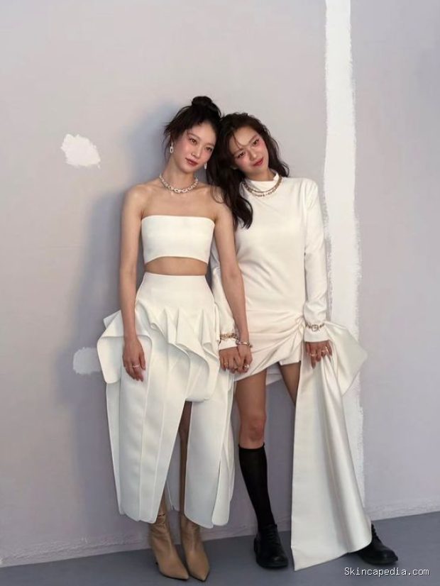 Potret Jung Yeon TWICE dan Gong Seung Yeon/ Foto: instagram.com/harpersbazaarkorea Potret Jung Yeon TWICE dan Gong Seung Yeon dalam pemotretan perdana bersama Harper's BAZAAR Korea.