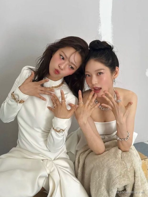 Potret Jung Yeon TWICE dan Gong Seung Yeon/ Foto: instagram.com/harpersbazaarkorea Jung Yeon TWICE dan Gong Seung Yeon menunjukkan kedekatan hangat mereka dalam hubungan kakak dan adik perempuan.