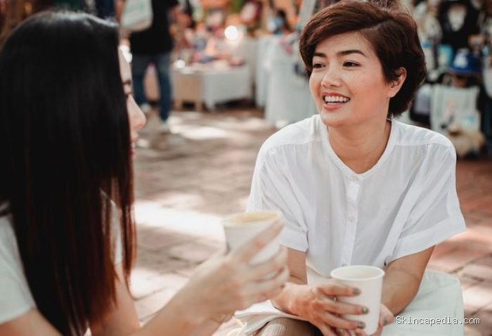 Orang dengan kecerdasan emosional tinggi menjadi sosok yang sangat disenangi dalam pergaulan. Mereka memiliki empati yang mendalam terhadap perasaan orang lain dan bertutur kata dengan bijaksana. 