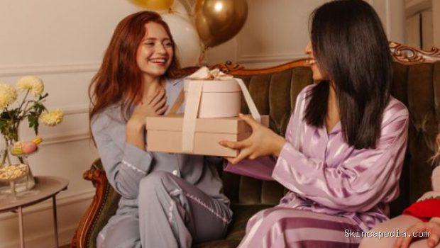 Sedang mencari ide kado tahun baru untuk sahabat yang unik dan berkesan? Simak rekomendasi hadiah tahun baru anti mainstream yang cocok untuk berbagai karakter sahabatmu./ Foto: freepik.com/lookstudio