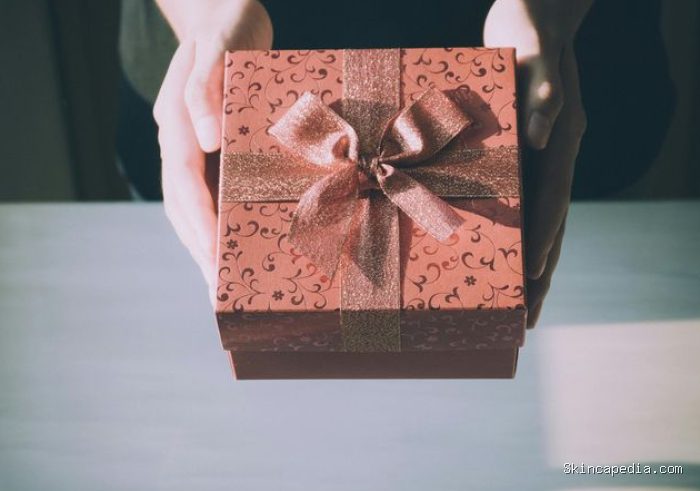 Kamu mungkin pernah menyimpan hadiah dari orang lain, meskipun kamu sebenarnya tidak menyukai hadiah itu atau tidak menginginkannya. Namun, daripada menumpuknya di laci atau tempat lainnya, kamu sebaiknya menyingkirkan hadiah tersebut.