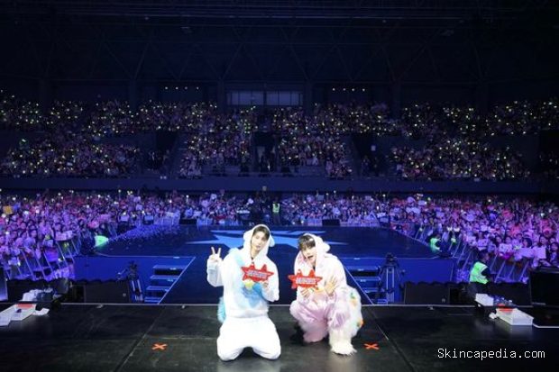 Potret NCT JNJM dalam fanmeeting 'Duality' di Jakarta/ Foto: instagram.com/nct Potret NCT JNJM mengabadikan momen bersama penggemar dalam fanmeeting 'Duality' di Jakarta.