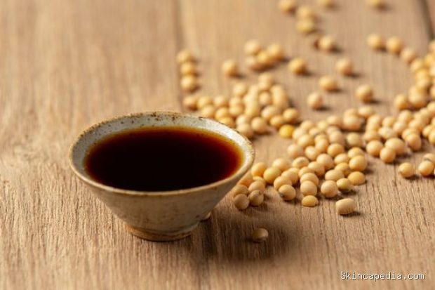 Kecap asin menjadi bumbu penyelamat pertama yang wajib dimiliki karena mampu menambah rasa gurih, memperkuat cita rasa, dan membuat masakan lebih seimbang.