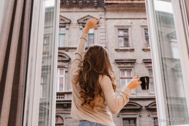 Manfaat lüften untuk kesehatan fisik dan mental/Foto: Magnific.com/lookstudio Lüften bukan hanya membuat ruangan terasa lebih segar, tetapi juga membantu meningkatkan kualitas udara, menjaga kesehatan fisik, dan mendukung kesehatan mental apabila dilakukan secara rutin.