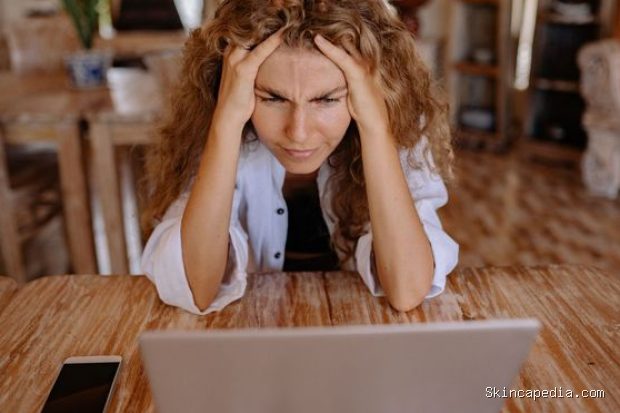 Pengertian rage booking/Foto: Pexels.com/Yan Krukau Rage booking merupakan keputusan memesan liburan secara spontan akibat emosi negatif, bukan karena keinginan menikmati perjalanan.
