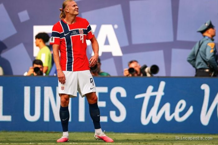Erling Haaland dengan rambut cepol andalannya ketika di lapangan bola./ Foto: instagram.com/erling