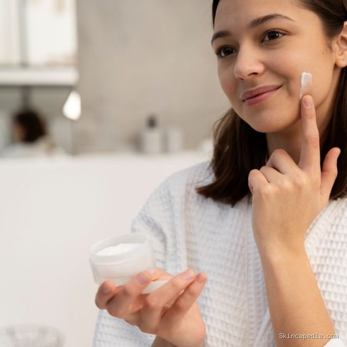 Menggunakan pelembap setiap hari bisa bantu bikin kulit glowing alami. Pelembap dapat memperbaiki skin barrier sehingga wajah terlihat segar, kenyal, dan bercahaya. Menggunakan pelembap setiap hari bisa bantu bikin kulit glowing alami. Pelembap dapat memperbaiki skin barrier sehingga wajah terlihat segar, kenyal, dan bercahaya.