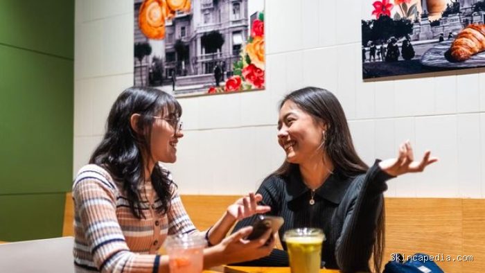 Orang high class menghargai diri mereka dengan baik, dan mereka menerapkan itu pula kepada orang lain. Mereka punya empati yang tinggi sehingga akan berusaha membuat orang lain merasa diterima dan terlibat.