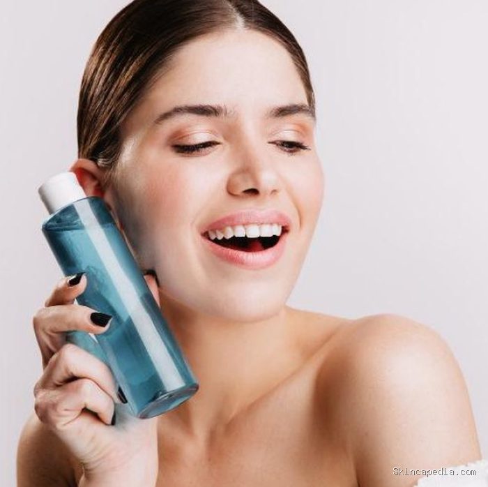 Kulit lembap dengan hydrating toner/foto: freepik.com/lookstudio