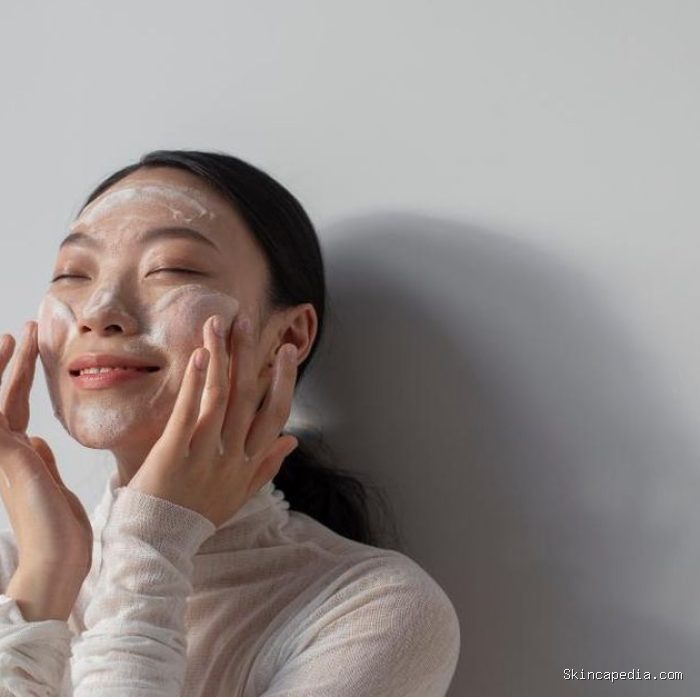 Salah satu manfaat paling penting dari mencuci muka sebelum tidur adalah mencegah munculnya jerawat. Ketika pori-pori tersumbat, bakteri mudah berkembang biak, dan di situlah jerawat mulai muncul.