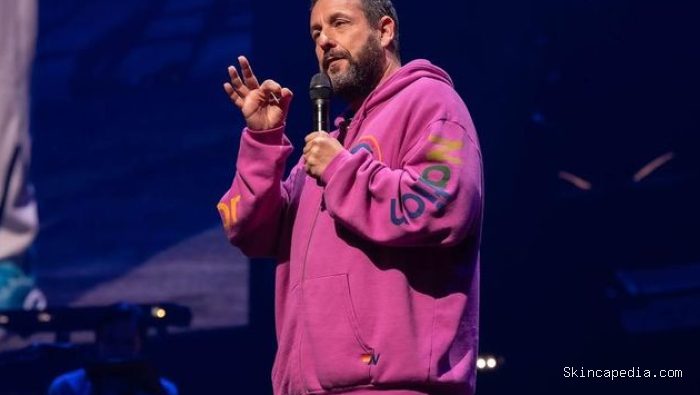 Adam Sandler memimpin upacara pernikahan Taylor Swift dan Travis Kelce Adam Sandler memimpin upacara pernikahan Taylor Swift dan Travis Kelce