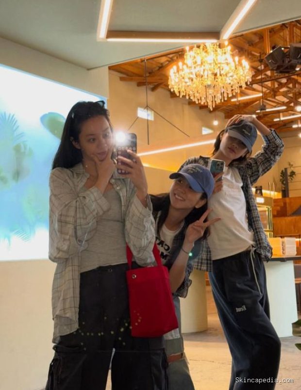 Potret kedekatan pertemanan Hyeri, Jung Ho Yeon, dan Jisoo yang terabadikan dalam kamera Jisoo BLACKPINK.