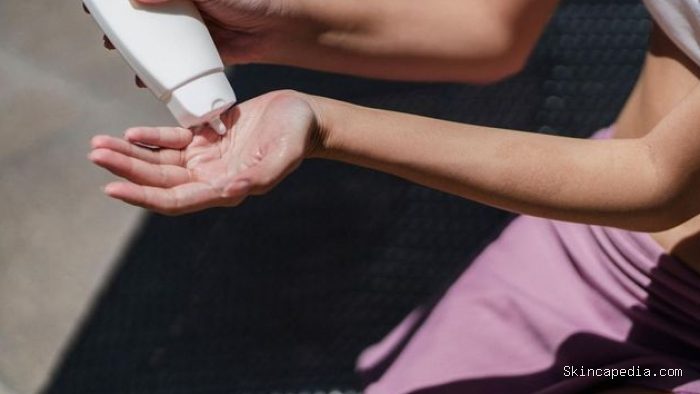 Menggunakan sunscreen untuk melindungi kulit Menggunakan sunscreen untuk melindungi kulit