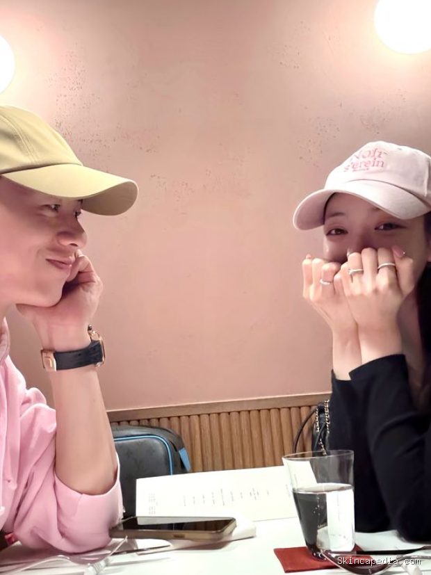 Potret Lee Gwan Hee dan Yoo Si Eun/ Foto: instagram.com/yoo_si Lee Gwan Hee dan Yoo Si Eun secara bersamaan mengungkapkan hubungan asmara mereka pada (29/7) melalui media sosial pribadi.