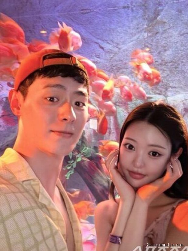 Potret Lee Gwan Hee dan Yoo Si Eun/ Foto: sportschosun.com Kabar publikasi hubungan romantis Lee Gwan Hee dan Yoo Si Eun telah tercium oleh media, salah satunya adalah Sports Chosun yang membagikan foto kencan keduanya beserta awal asmara mulai berkembang.