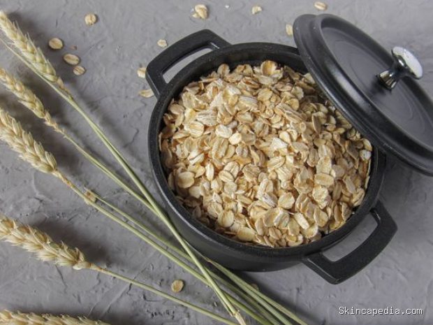 Oatmeal merupakan makanan tinggi serat yang mengandung beta-glukan untuk membantu meningkatkan kerja insulin, menjaga kadar gula darah tetap stabil, sekaligus membuat kenyang lebih lama.